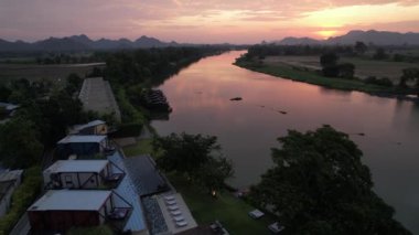 Kwai Nehri 'nin havadan görünüşü ve Kanchanaburi bölgesinde yüzen evler, Tayland, Güneydoğu Asya