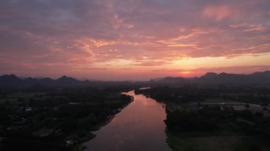 Kwai Nehri 'nin havadan görünüşü ve Kanchanaburi bölgesinde yüzen evler, Tayland, Güneydoğu Asya