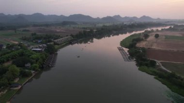 Kwai Nehri 'nin havadan görünüşü ve Kanchanaburi bölgesinde yüzen evler, Tayland, Güneydoğu Asya