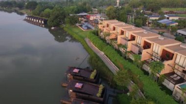 Kwai Nehri 'nin havadan görünüşü ve Kanchanaburi bölgesinde yüzen evler, Tayland, Güneydoğu Asya