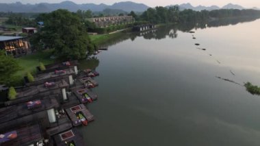 Kwai Nehri 'nin havadan görünüşü ve Kanchanaburi bölgesinde yüzen evler, Tayland, Güneydoğu Asya