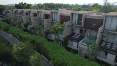 Kwai Nehri 'nin havadan görünüşü ve Kanchanaburi bölgesinde yüzen evler, Tayland, Güneydoğu Asya