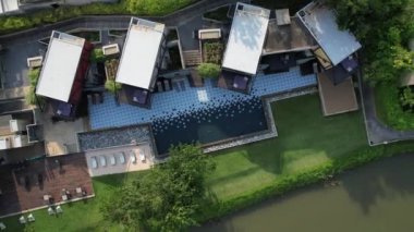 Kwai Nehri 'nin havadan görünüşü ve Kanchanaburi bölgesinde yüzen evler, Tayland, Güneydoğu Asya