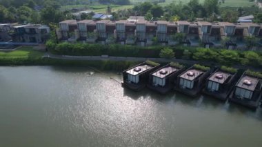 Kwai Nehri 'nin havadan görünüşü ve Kanchanaburi bölgesinde yüzen evler, Tayland, Güneydoğu Asya