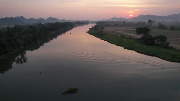 Vue Aérienne Rivière Kwai Des Maisons Flottantes Dans Province Kanchanaburi — Video