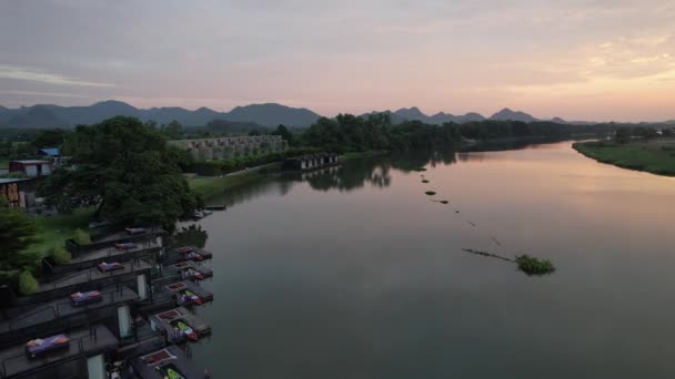 Vista Aérea Del Río Kwai Casas Flotantes Provincia Kanchanaburi Tailandia — Vídeos de Stock
