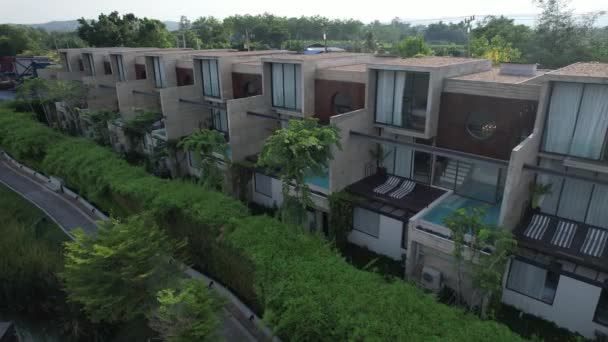 カンチャナブリ県 東南アジアにおける河西川と浮遊住宅の空中写真 — ストック動画