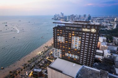 Chonburi, Tayland, Güney Asya 'daki Orta Pattaya plajının havadan görüntüsü.