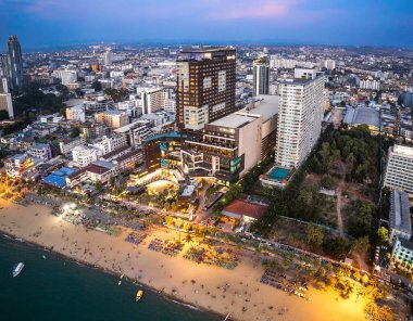 Chonburi, Tayland, Güney Asya 'daki Orta Pattaya plajının havadan görüntüsü.