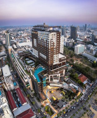 Chonburi, Tayland, Güney Asya 'daki Orta Pattaya plajının havadan görüntüsü.