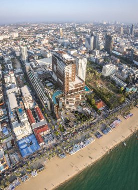 Chonburi, Tayland, Güney Asya 'daki Orta Pattaya plajının havadan görüntüsü.