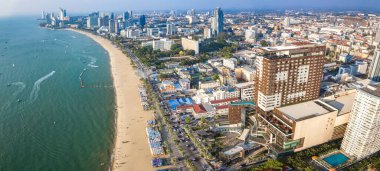 Chonburi, Tayland, Güney Asya 'daki Orta Pattaya plajının havadan görüntüsü.