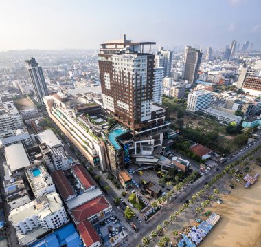 Chonburi, Tayland, Güney Asya 'daki Orta Pattaya plajının havadan görüntüsü.