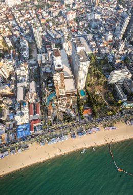 Chonburi, Tayland, Güney Asya 'daki Orta Pattaya plajının havadan görüntüsü.