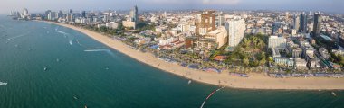 Chonburi, Tayland, Güney Asya 'daki Orta Pattaya plajının havadan görüntüsü.