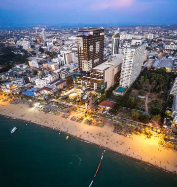 Chonburi, Tayland, Güney Asya 'daki Orta Pattaya plajının havadan görüntüsü.