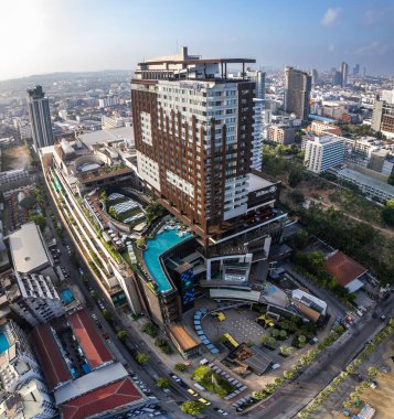 Chonburi, Tayland, Güney Asya 'daki Orta Pattaya plajının havadan görüntüsü.