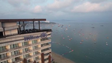 Chonburi, Tayland, Güney Asya 'daki Orta Pattaya plajının havadan görüntüsü.