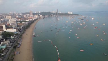 Chonburi, Tayland, Güney Asya 'daki Orta Pattaya plajının havadan görüntüsü.