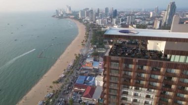 Chonburi, Tayland, Güney Asya 'daki Orta Pattaya plajının havadan görüntüsü.