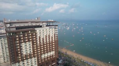 Chonburi, Tayland, Güney Asya 'daki Orta Pattaya plajının havadan görüntüsü.