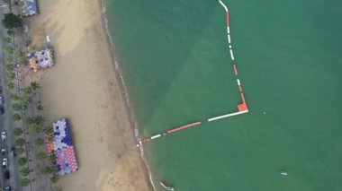 Chonburi, Tayland, Güney Asya 'daki Orta Pattaya plajının havadan görüntüsü.