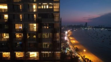 Chonburi, Tayland, Güney Asya 'daki Orta Pattaya plajının havadan görüntüsü.