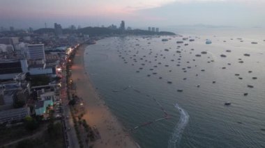 Chonburi, Tayland, Güney Asya 'daki Orta Pattaya plajının havadan görüntüsü.