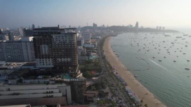 Chonburi, Tayland, Güney Asya 'daki Orta Pattaya plajının havadan görüntüsü.
