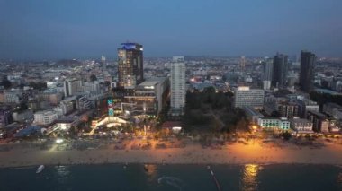 Chonburi, Tayland, Güney Asya 'daki Orta Pattaya plajının havadan görüntüsü.