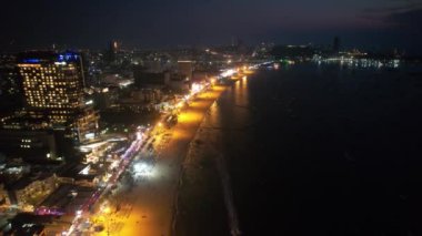 Chonburi, Tayland, Güney Asya 'daki Orta Pattaya plajının havadan görüntüsü.
