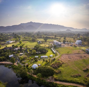 Khao Yai, Nakhon Ratchasima, Tayland, Asya 'nın güneydoğusunda çadırları olan bir kamp ya da gözleme.