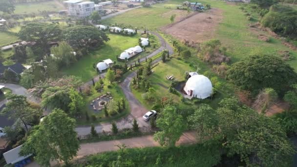 カオヤイ島 ナコンラチャシマ島 東南アジアのテント付きの魅力的またはキャンプ場の空中ビュー — ストック動画