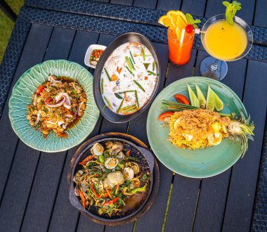 Tayland 'da Hua Hin sahilinde bir restoranda Tayland yemekleri. Yüksek kalite fotoğraf