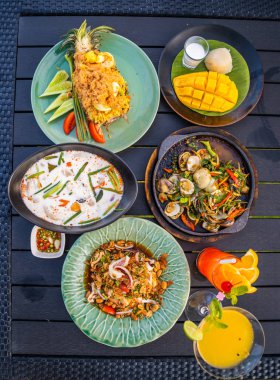 Tayland 'da Hua Hin sahilinde bir restoranda Tayland yemekleri. Yüksek kalite fotoğraf