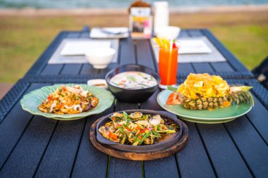 Tayland 'da Hua Hin sahilinde bir restoranda Tayland yemekleri. Yüksek kalite fotoğraf