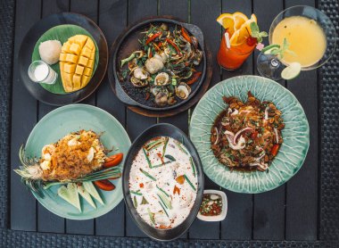 Tayland 'da Hua Hin sahilinde bir restoranda Tayland yemekleri. Yüksek kalite fotoğraf