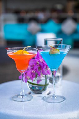 Hua Hin, Tayland 'da bir plaj barında iki kokteyl mavi ve turuncu. Yüksek kalite fotoğraf