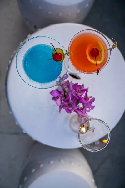 Δύο Κοκτέιλ Μπλε Και Πορτοκαλί Ένα Beach Bar Στο Hua — Φωτογραφία Αρχείου