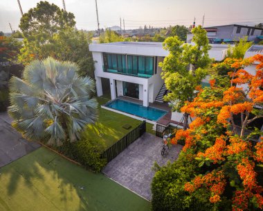 Hua Hin, Tayland, Güney Doğu Asya 'daki bir villanın havadan görüntüsü.