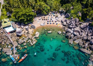 Ao Hin Wong plajının havadan görüntüsü Koh Tao, Tayland, Güney Asya