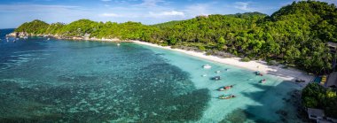 Haad Tien Sahili 'nin havadan görünüşü ve Shark Bay, koh Tao, Tayland, Güney Asya
