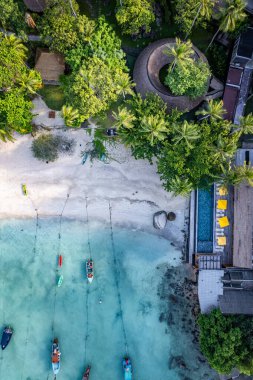 Haad Tien Sahili 'nin havadan görünüşü ve Shark Bay, koh Tao, Tayland, Güney Asya