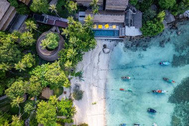 Haad Tien Sahili 'nin havadan görünüşü ve Shark Bay, koh Tao, Tayland, Güney Asya