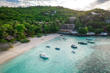Haad Tien Sahili 'nin havadan görünüşü ve Shark Bay, koh Tao, Tayland, Güney Asya