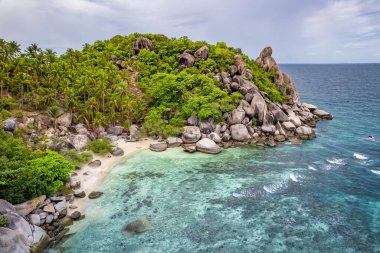 Koh Tao, Tayland, Asya 'daki Özgürlük Sahili ve Tah Toon Sahili' nin havadan görünüşü.