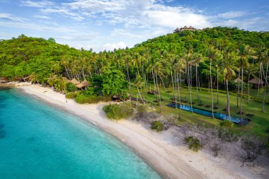 Haad Tien Sahili 'nin havadan görünüşü ve Shark Bay, koh Tao, Tayland, Güney Asya