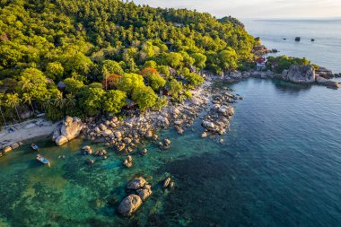 Mae Haad Sahili 'nin havadan görüntüsü ve Koh Tao, Tayland, Güney Doğu Asya' daki rıhtım.