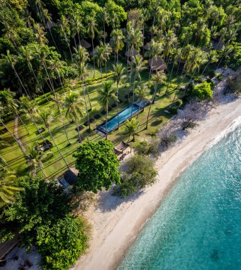Haad Tien Sahili 'nin havadan görünüşü ve Shark Bay, koh Tao, Tayland, Güney Asya