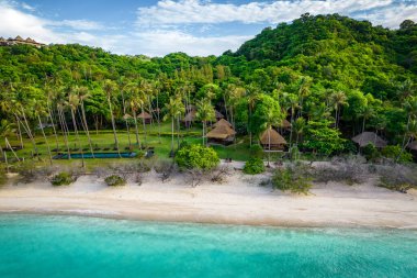 Haad Tien Sahili 'nin havadan görünüşü ve Shark Bay, koh Tao, Tayland, Güney Asya